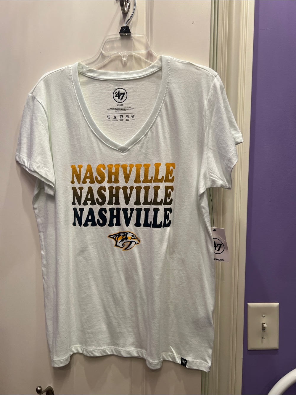 47 Brand Nashville Predators Graphic V-Neck Tee *** 30 % off 3+ items ***